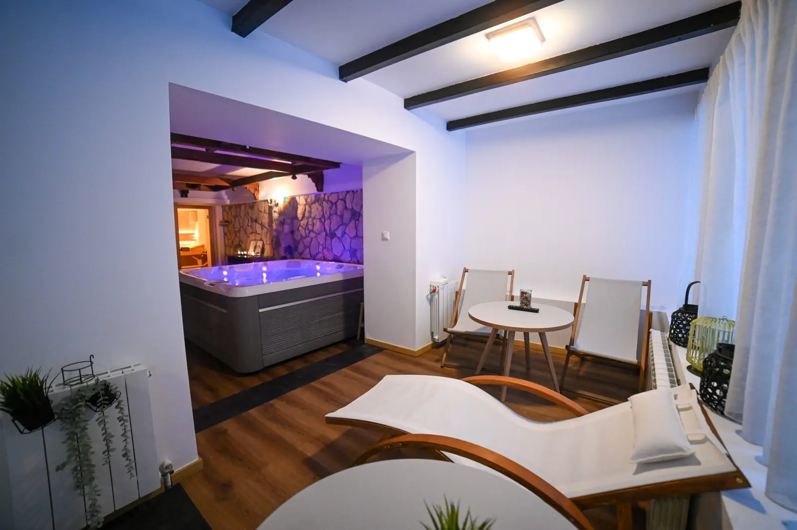 Zona de relaxare cu șezlonguri din Private SPA No107