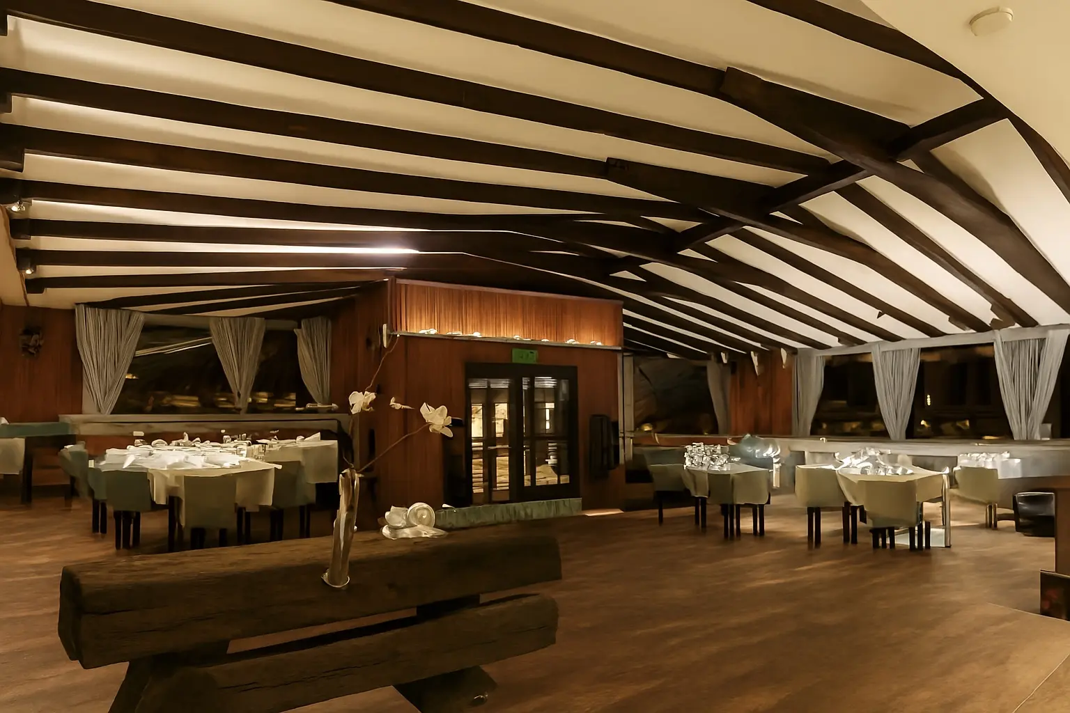 Sala restaurantului No107 Predeal, pregătită pentru oaspeți