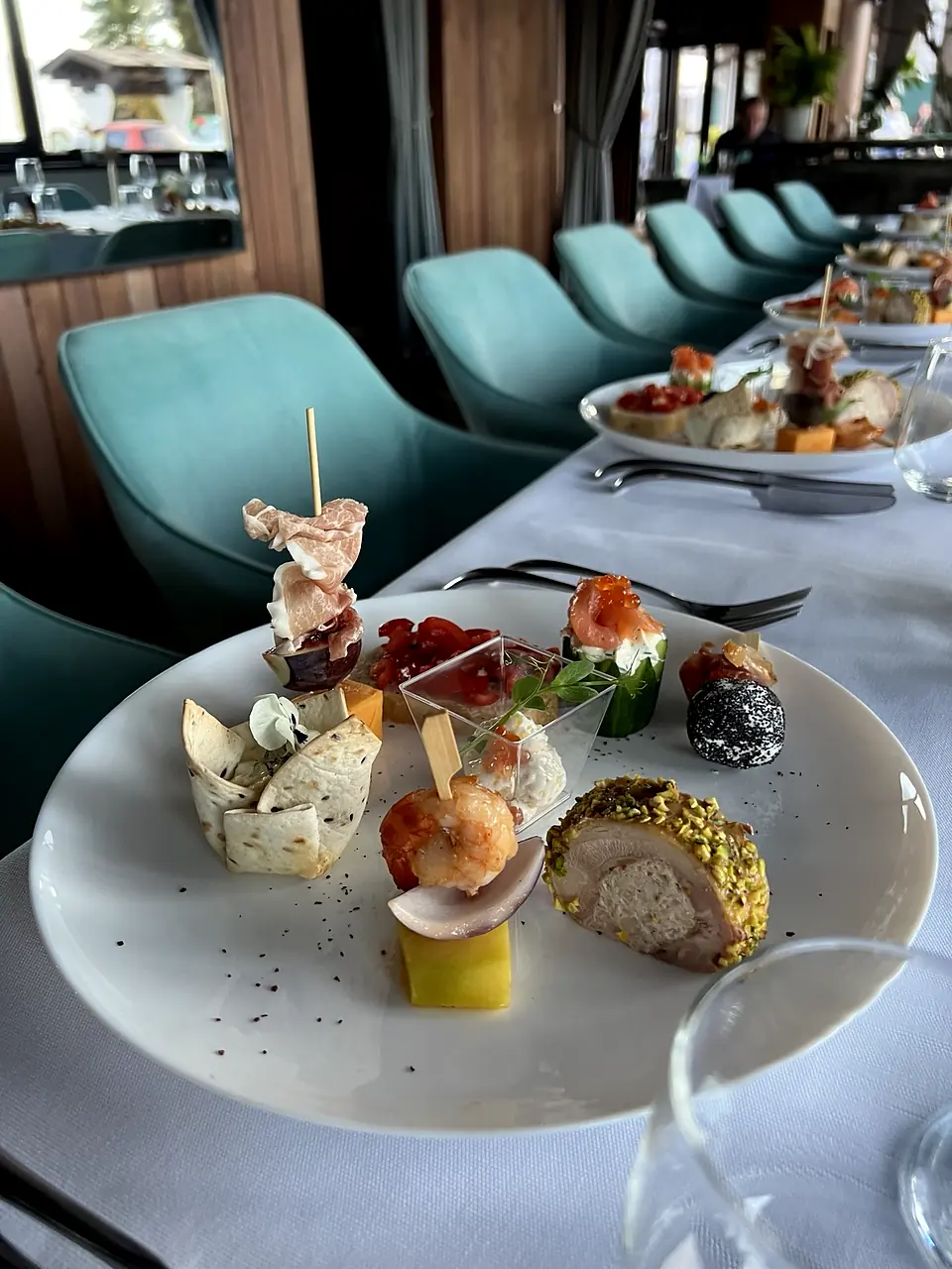 Platou servit în restaurantul No107 Predeal