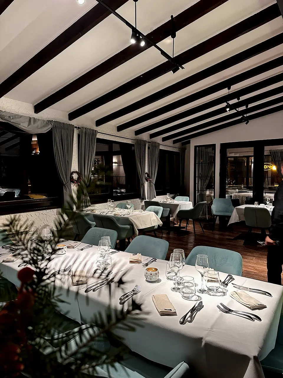Sala restaurantului No107 Predeal, pregătită pentru servirea mesei