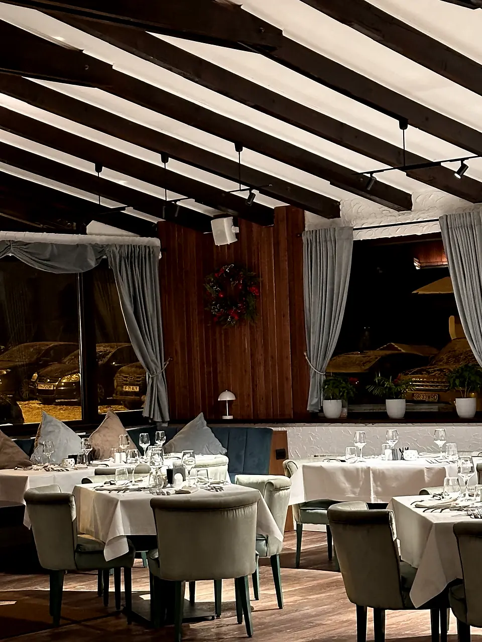Mese și fotolii în restaurantul No107 Predeal