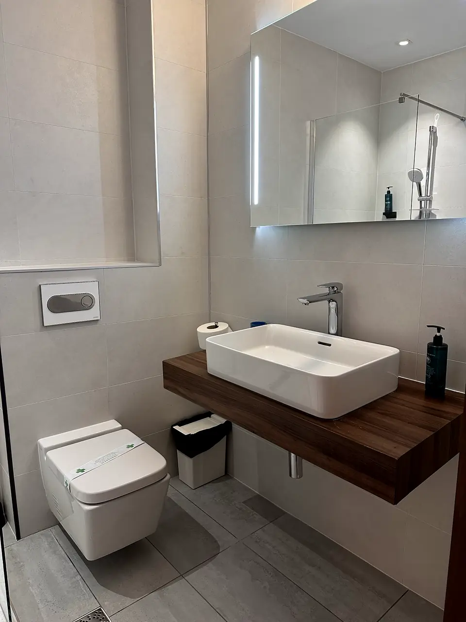 Baie proprie modernă într-o cameră No107 Predeal