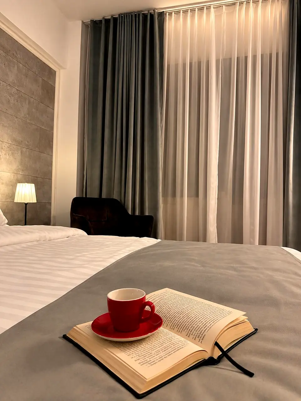 Carte și cafea pe pat într-o cameră No107 Predeal