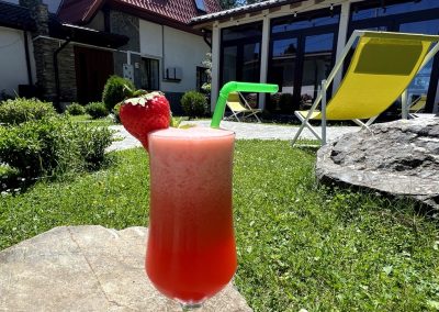 Limonadă pe terasa No107 Boutique Pensiune din Predeal
