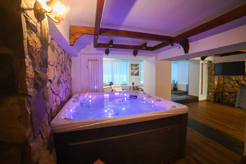 Jacuzzi iluminat în zona SPA No107 din Predeal